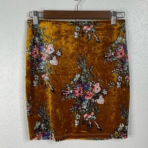 L'Atiste by Amy Floral Velvet Skirt‎ Size Small